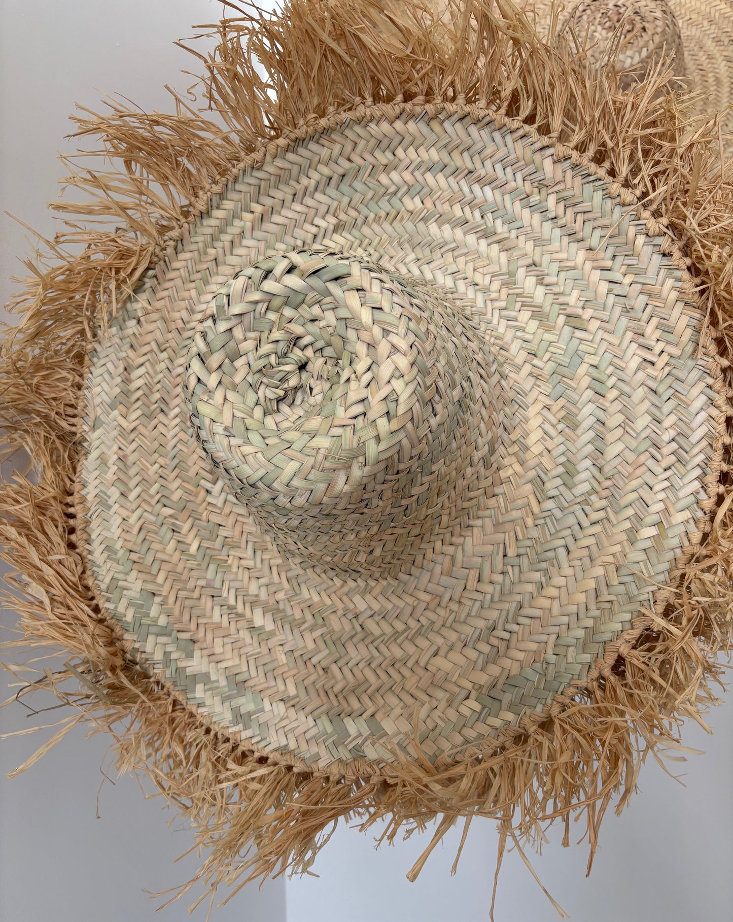 CHAPEAU MURAL DECORATIF, RAPHIA