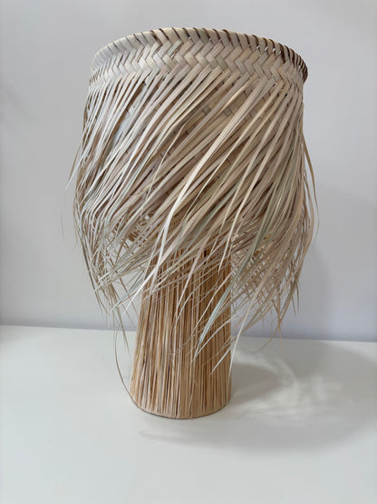 LAMPE A POSER EN RAPHIA ET EN FEUILLE DE PALMIER