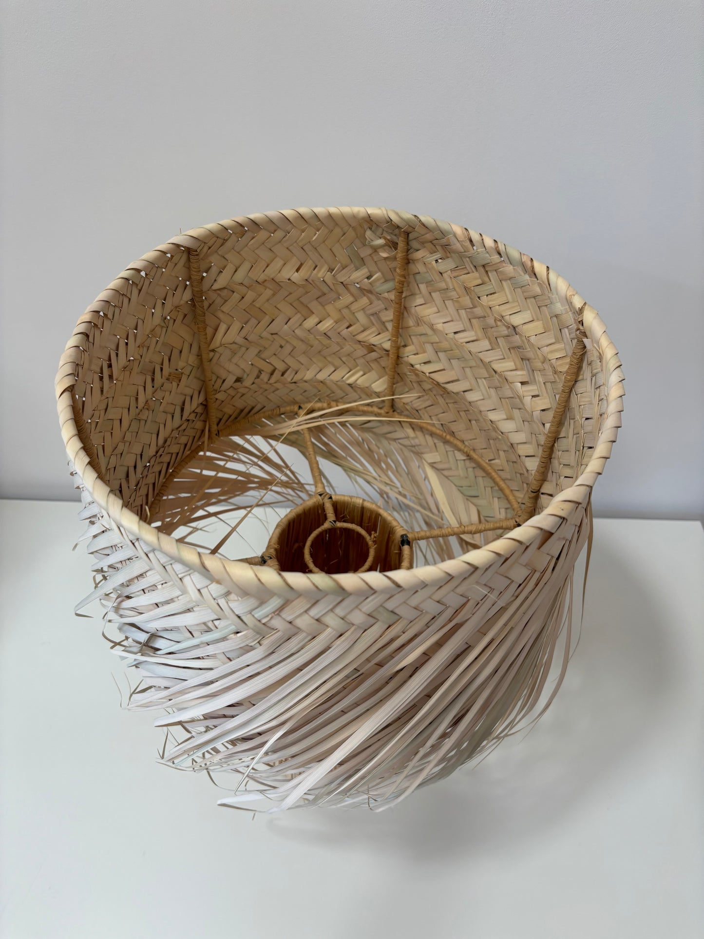 LAMPE A POSER EN RAPHIA ET EN FEUILLE DE PALMIER