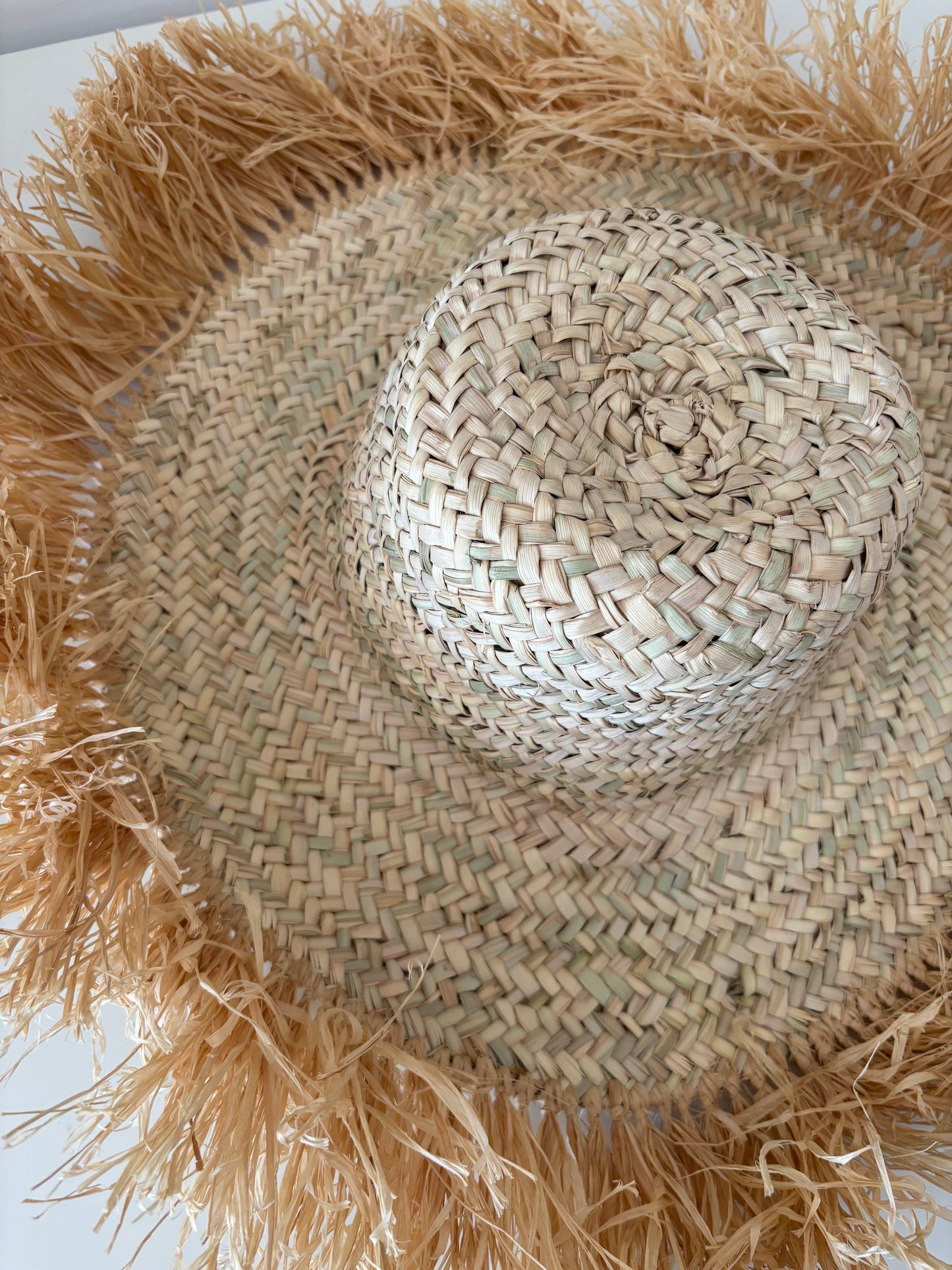 CHAPEAU MURAL DECORATIF, RAPHIA