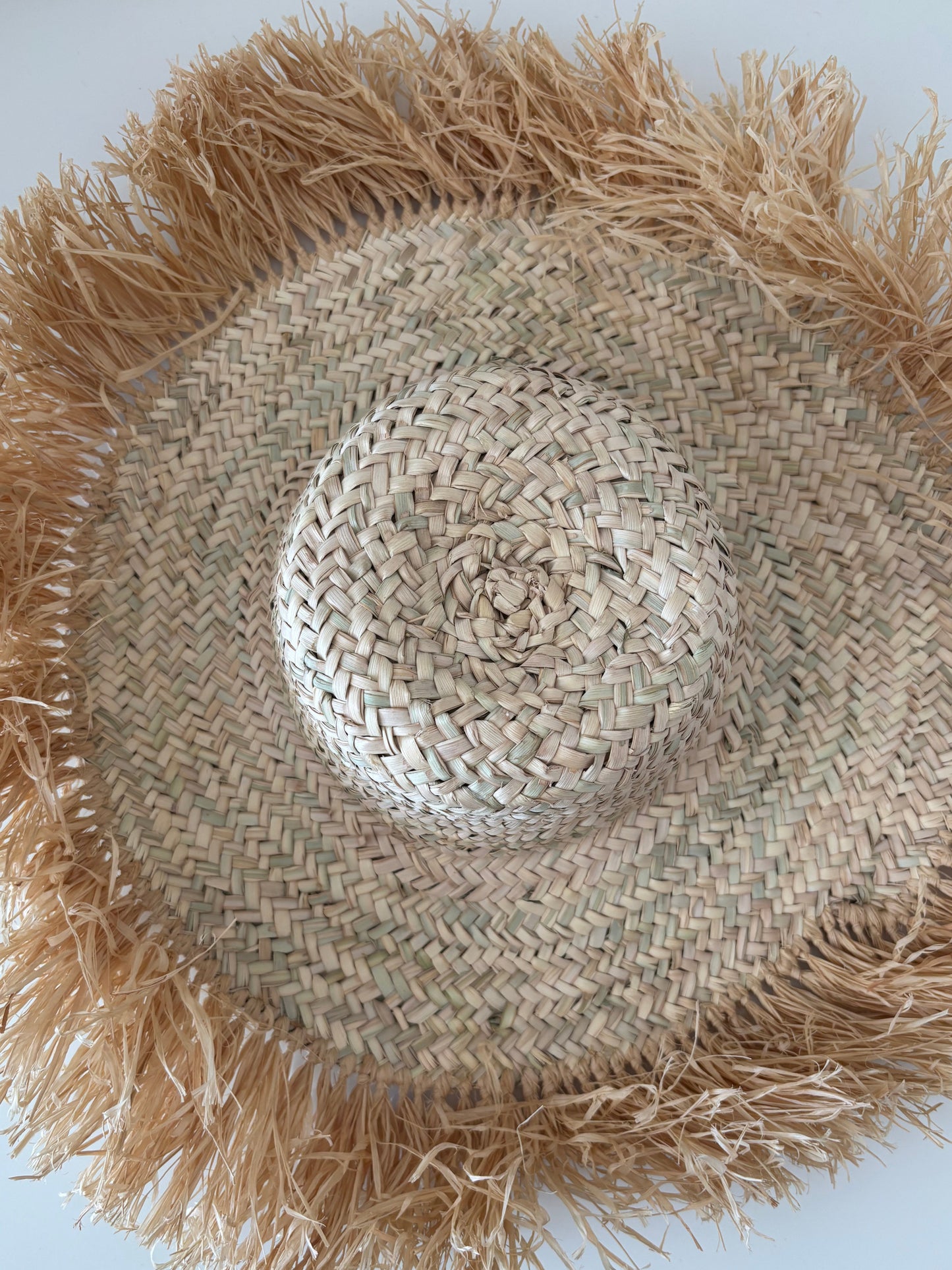 CHAPEAU MURAL DECORATIF, RAPHIA