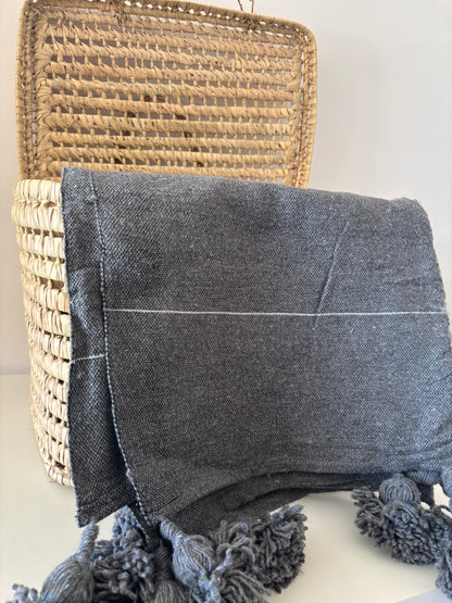 PLAID A RAYURE ET POMPOM